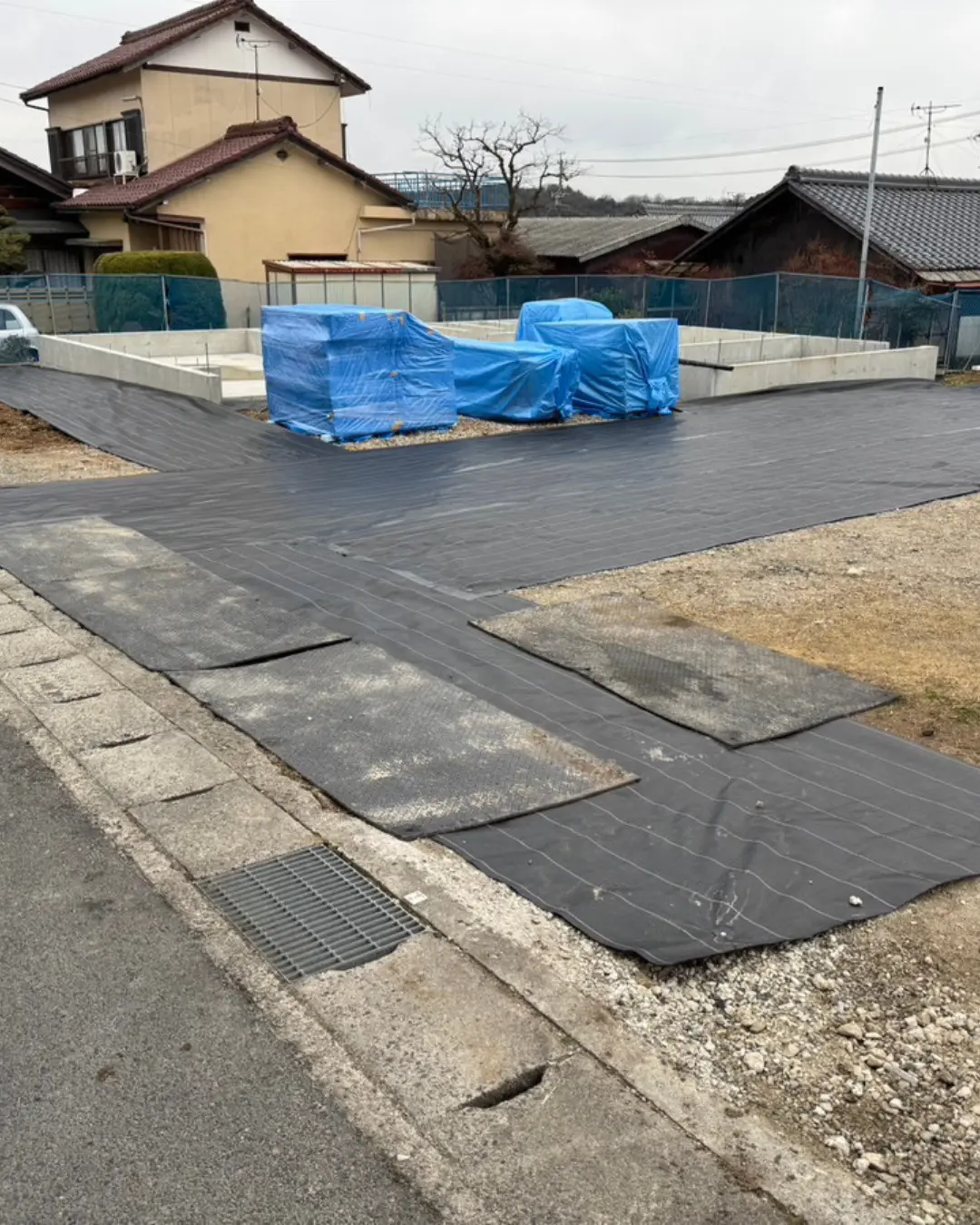 すべての現場に防草シートを敷いて施工をします